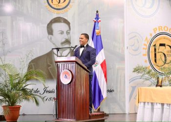 Periodista Humberto Fernández presenta con éxito su libro “Caminos de Luz y Esperanza” en Santiago