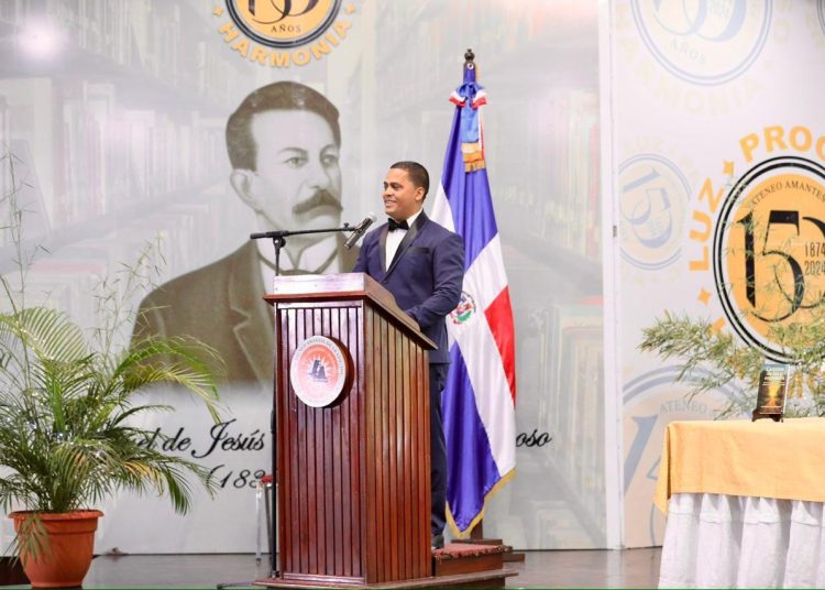 Periodista Humberto Fernández presenta con éxito su libro “Caminos de Luz y Esperanza” en Santiago