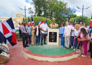 Bayaguana conmemora el Día de la Constitución con desvelamiento de busto a Juan Pablo Duarte