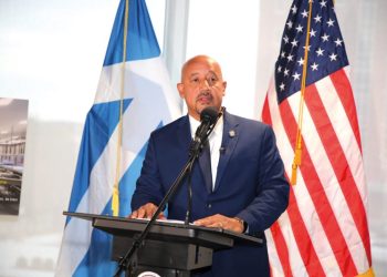 Brian DePeña agradece a la ciudad de Lawrence por su reelección como alcalde