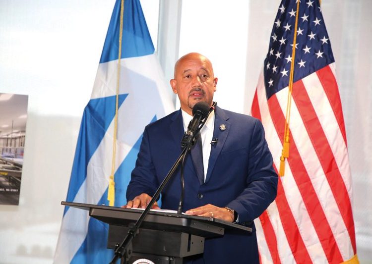 Brian DePeña agradece a la ciudad de Lawrence por su reelección como alcalde