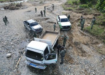 Ejército lidera operativo en San Cristóbal: tres camiones sorprendidos en extracción ilegal en el río Nigua