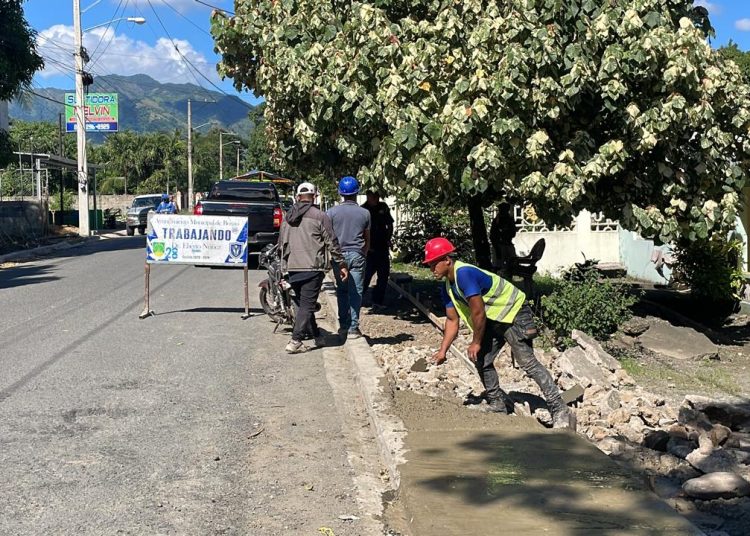 Comunidad de Los Arroces en Bonao celebra construcción de 1,600 metros de aceras y contenes