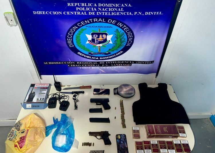 Autoridades ocupan drogas, armas y cigarrillos ilegales durante amplios operativos en Santiago