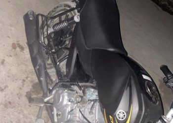 Delincuentes despojan de su motocicleta a un joven frente a su vivienda en Santiago Oeste