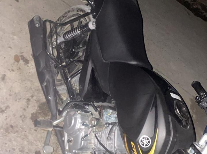 Delincuentes despojan de su motocicleta a un joven frente a su vivienda en Santiago Oeste