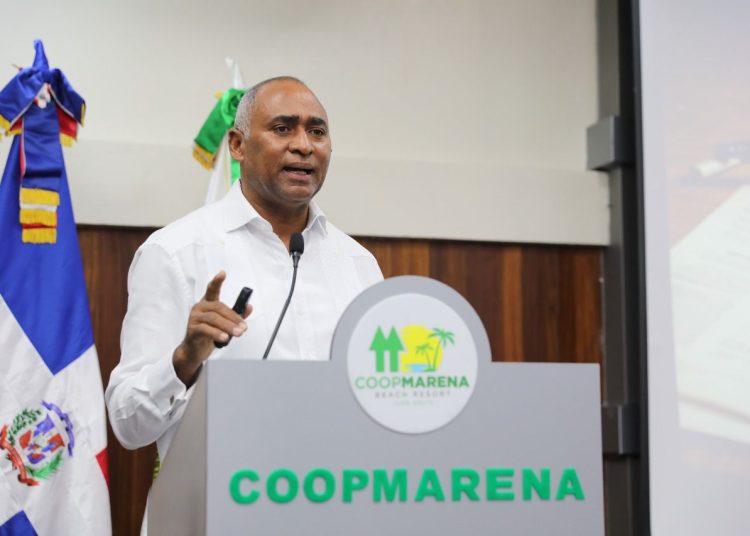 Julito Fulcar imparte conferencia sobre liderazgo en el sector cooperativo