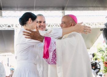 Presidente Abinader y primera dama saludan al nuevo obispo Manuel Ruiz durante su ordenación