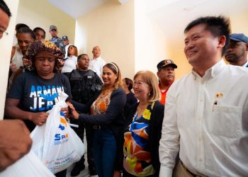Cámara de Comercio de Fujian impulsa jornada de entrega de alimentos en La Romana