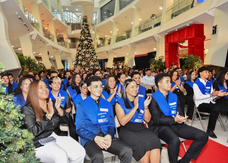 82 nuevos profesionales con dominio del inglés se integran al mundo académico y laboral de RD