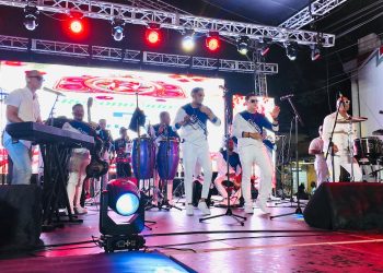 Chiquito Team Band pone la nota salsera al primer concierto navideño de Reconocidos