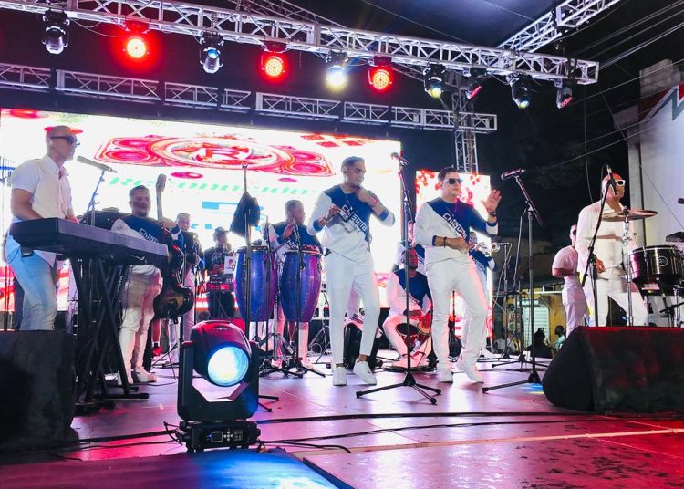 Chiquito Team Band pone la nota salsera al primer concierto navideño de Reconocidos