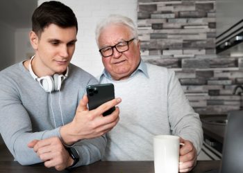 Cómo ayudar a los adultos mayores para que estén alerta ante estafas online