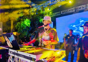 DJ Adoni ofreció un gran cierre en el primer concierto navideño de Reconocidos.net