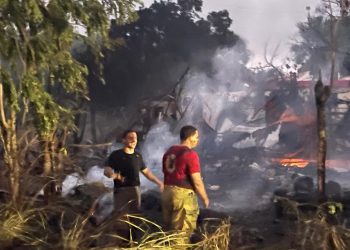 Incendio en solar baldío reduce a cenizas una recicladora de plásticos y afecta dos viviendas en Santiago
