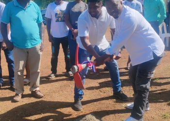 Alcalde de Chirino da primer picazo para construcción de cancha mixta en La Caguasa