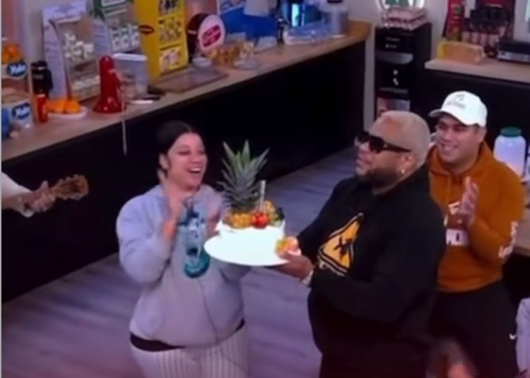 Mariachis sorprenden a La Fruta en su cumpleaños