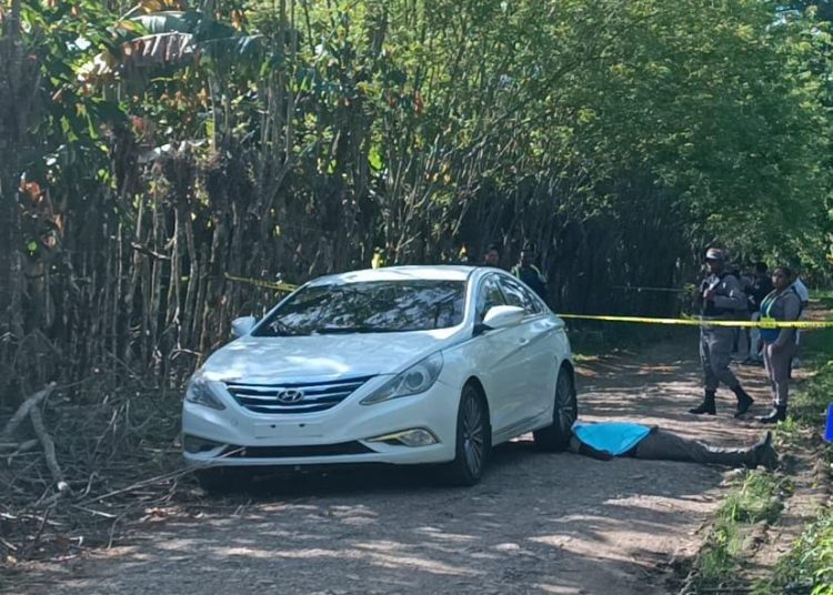 Investigan muerte de joven hallado dentro de su vehículo en Salcedo