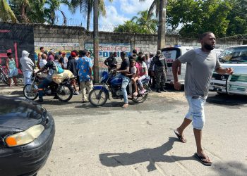 Miembro del Ejército muere tras chocar contra poste en Los Alcarrizos