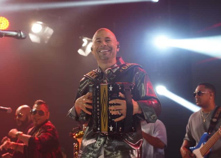 El Prodigio hizo vibrar La Casa de Alofoke con magistral presentación de merengue típico