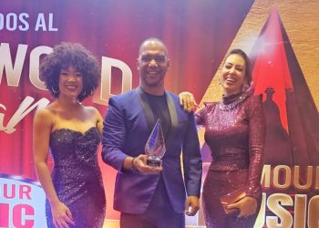 Azul Podcast gana “Podcast del Año” en los Glamour Music Awards 2025