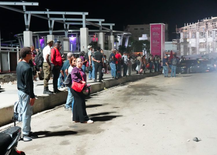 Apagón deja miles de personas varadas en estaciones del Metro de SD