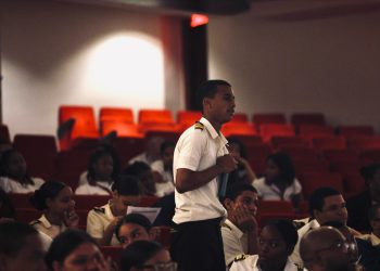 Estudiantes del Liceo Técnico Belisario Peguero asisten a la obra “El sueño de la vida” en FITE RD 2025