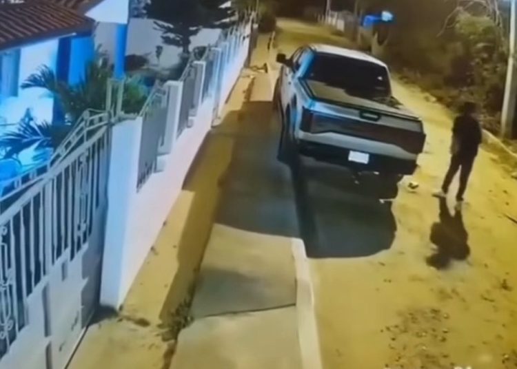 Queda captado en cámara hombre rociando gasolina a camioneta de dirigente del PRM en Montecristi