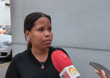 Joven huérfana de padres pide ayuda tras seis años sin lograr su declaración en la JCE