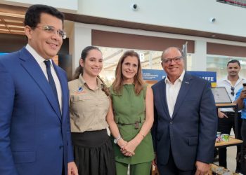 Ministro Collado recorre stands en Feria de Emprendedores de Santiago para conocer empresas participantes