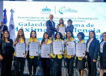 Ministro Luis Miguel De Camps entrega el Galardón Diploma de Máxima Excelencia a 150 estudiantes