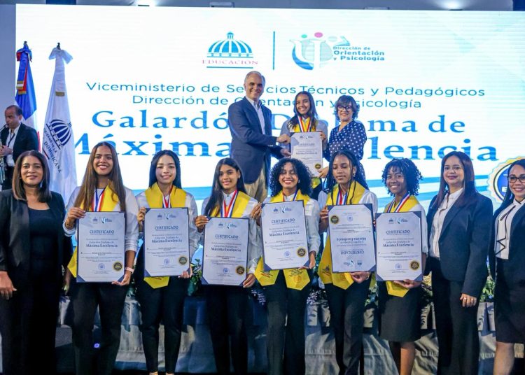 Ministro Luis Miguel De Camps entrega el Galardón Diploma de Máxima Excelencia a 150 estudiantes