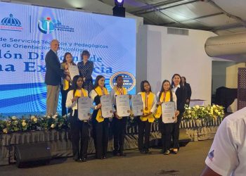 Estudiantes meritorias de Azua reciben el galardón “Diploma de Máxima Excelencia”