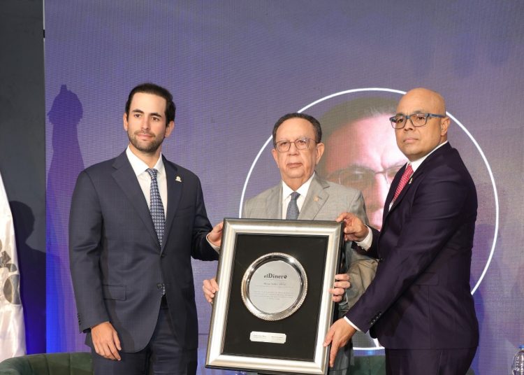 Foro Económico elDinero 2025 reconoce al gobernador del Banco Central y apuesta a RD como hub logístico