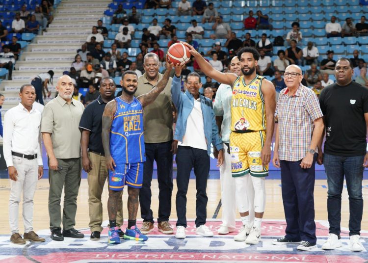 Stalin Alcántara realiza saque de honor en inicio de la final del TBS Distrito 2025