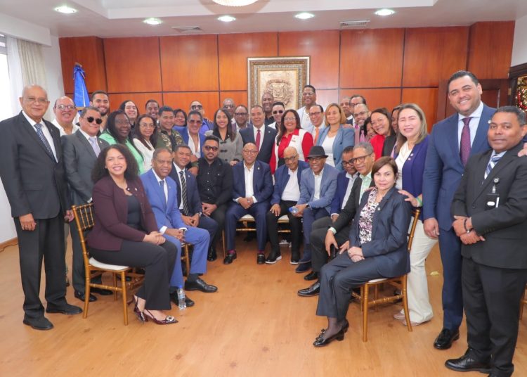 Diputados se reúnen con merengueros y bachateros interesados en proyecto de ley que beneficiará estos ritmos musicales