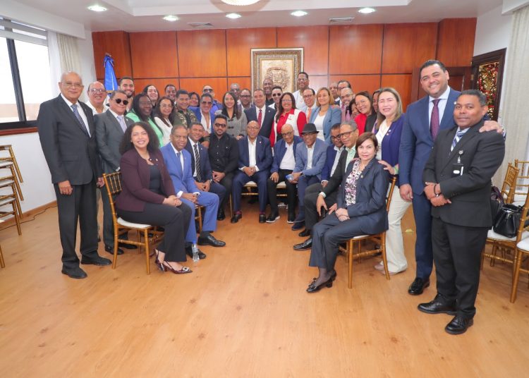 Diputados se reúnen con merengueros y bachateros para impulsar proyecto de ley que protegerá estos ritmos