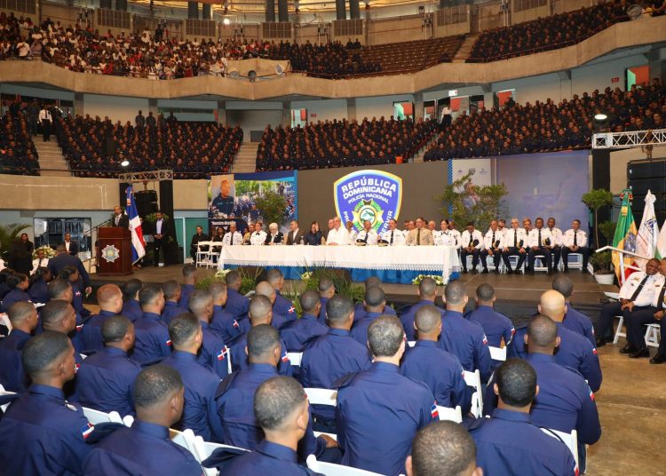 Presidente Abinader juramenta 2,421 nuevos agentes policiales; ya suman 6,500 formados bajo la Reforma Policial