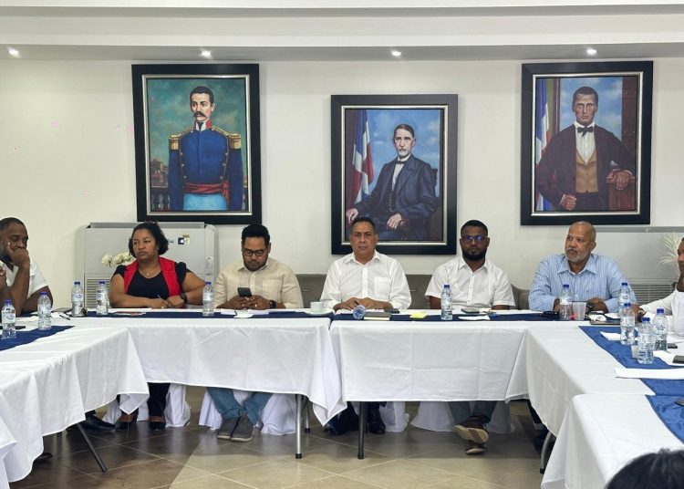 Senador Pedro Tineo encabeza mesa de trabajo con funcionarios provinciales para impulsar soluciones conjuntas en Monte Plata