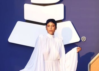 Tokischa llega a los Latin Grammy con diseño exclusivo de VETEMENTS arrojando pistas de lo que será su próxima era musical