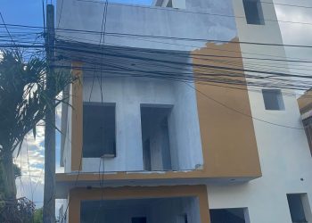 Hombre muere tras caer de un tercer piso y chocar con cables eléctricos en Santiago Oeste