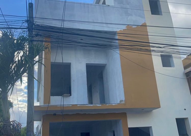 Hombre muere tras caer de un tercer piso y chocar con cables eléctricos en Santiago Oeste