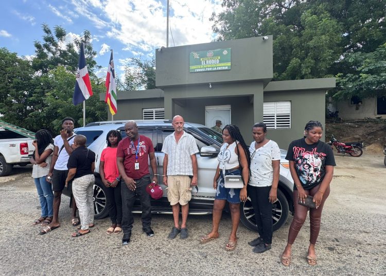 Ejército detiene ciudadano canadiense que transportaba a ocho haitianos indocumentados en Dajabón