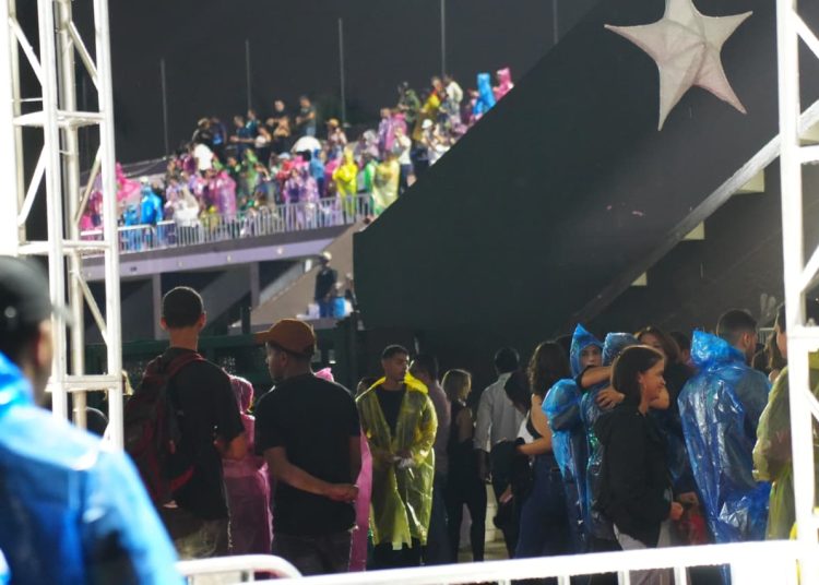 A pesar de la lluvia, cientos de fanáticos llegan al concierto de Ilegales en Santo Domingo