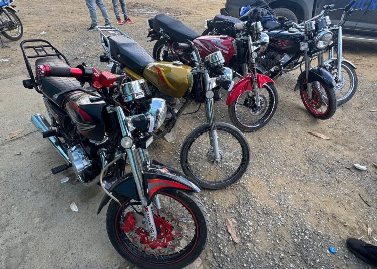 PN y Ministerio Público apresan joven y ocupan pistola ilegal y varias motocicletas en allanamientos en Santiago