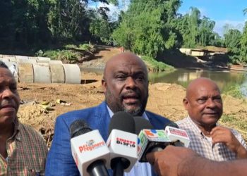 Anderson de los Santos informa que ya se trabaja para habilitar paso tras colapso de puente en Don Juan