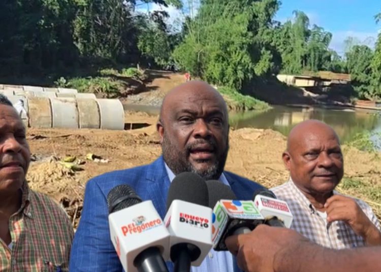 Anderson de los Santos informa que ya se trabaja para habilitar paso tras colapso de puente en Don Juan