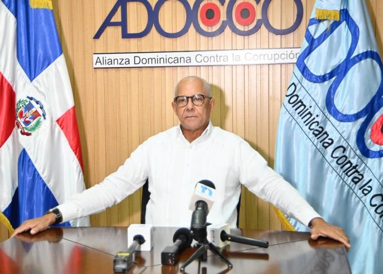 Adocco afirma que Abinader puede mantener a Guzmán Peralta en la Policía sin violar Constitución