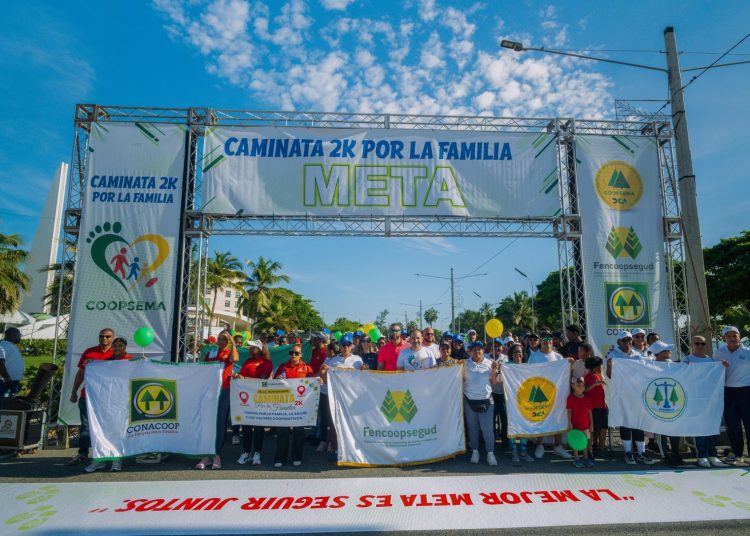 Coopsema y Fencoopsegud realizan exitosa caminata por la familia