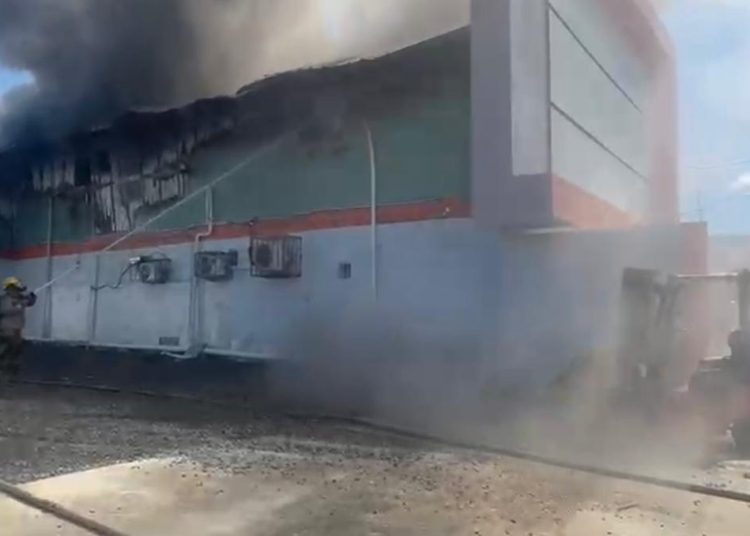 Incendio de gran magnitud afecta almacén de Prodacom en Santiago